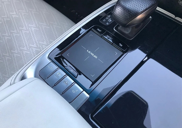 Lexus LS cena 250000 przebieg: 117800, rok produkcji 2017 z Hajnówka małe 742